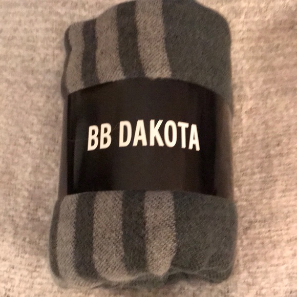 BB Dakota Poncho In Charcoal - Picture 3 of 3